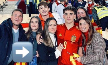 Ella es Aurora; la hermana de un compañero de Piqué en el Barcelona con la que engañó a Shakira
