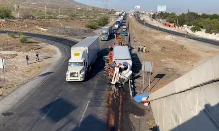 Hombre sale ileso de fuerte volcadura de transporte de carga pesada en la Saltillo-Monterey