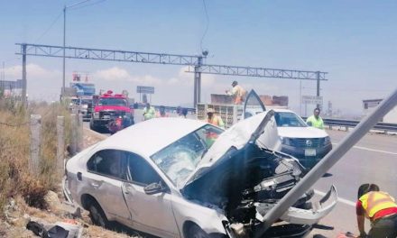 Conductor atropella a un trabajador, derriba una luminaria y escapa en Saltillo