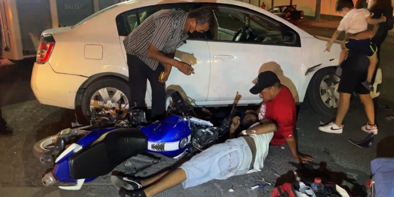 Pareja transitaba en moto y termina gravemente herida al chocar contra auto en Saltillo