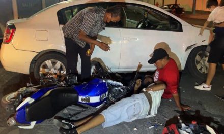 Pareja transitaba en moto y termina gravemente herida al chocar contra auto en Saltillo
