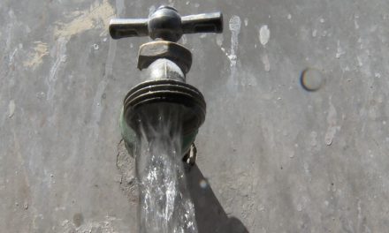 Apoya Aguas de Saltillo con tanques a Santa Catarina para que tengan agua