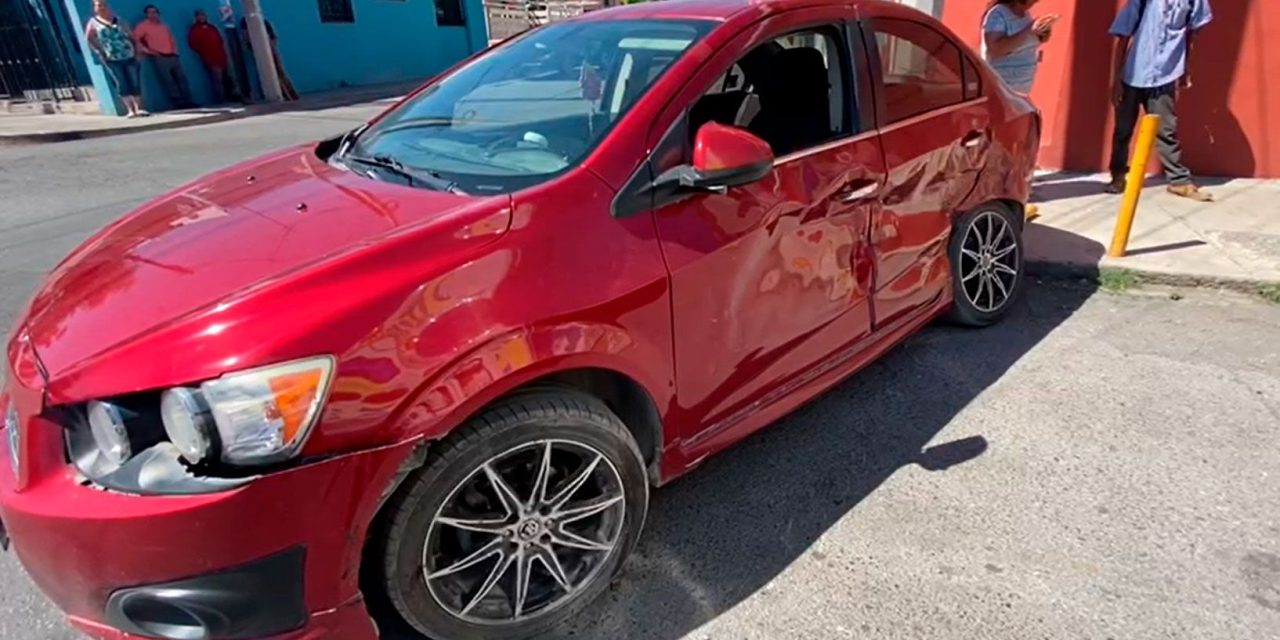 Mujer se pasa el alto y provoca accidente en Otilio González