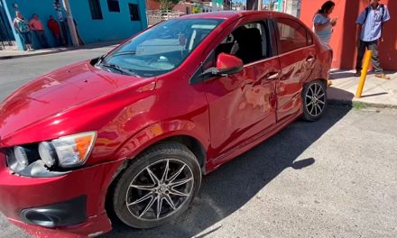 Mujer se pasa el alto y provoca accidente en Otilio González