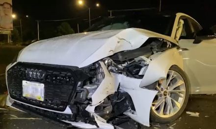 Hombre abandona su coche de lujo tras derribar un poste en Saltillo