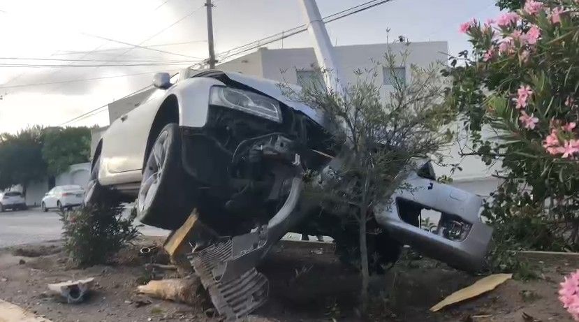 Hombre se une a la ‘moda’ y abandona su vehículo de lujo tras chocar en Saltillo