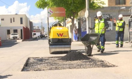 Refuerzan con equipo acciones de bacheo en la colonia Gustavo Díaz en Saltillo