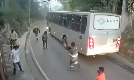Trabajadores se bajan de autobús y defienden a mujer de ser asaltada (video)