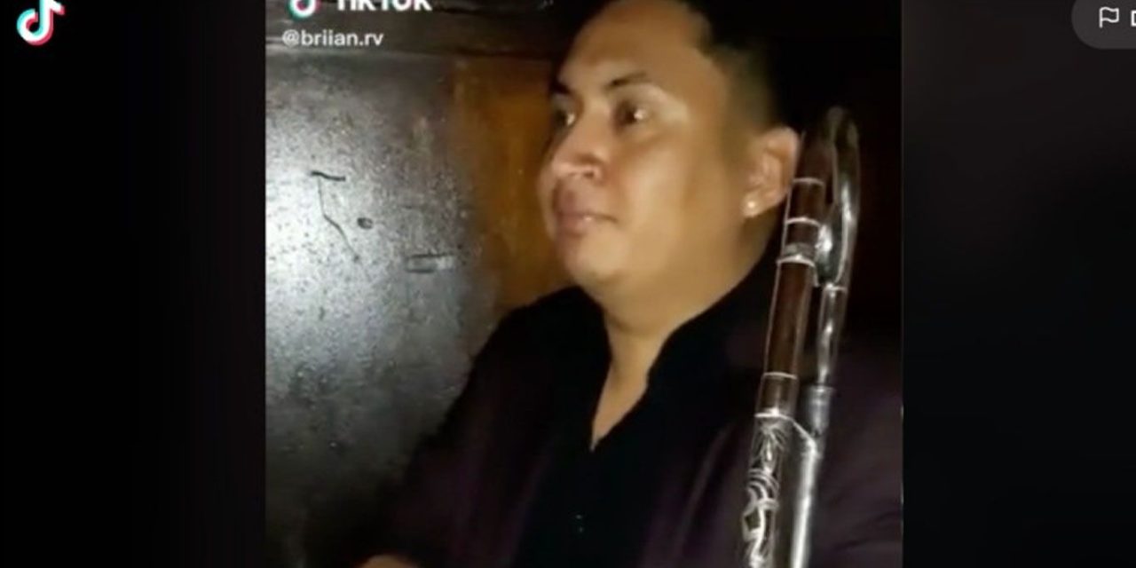 Músico llora en boda, se entera que quien se casa es su ex (video)