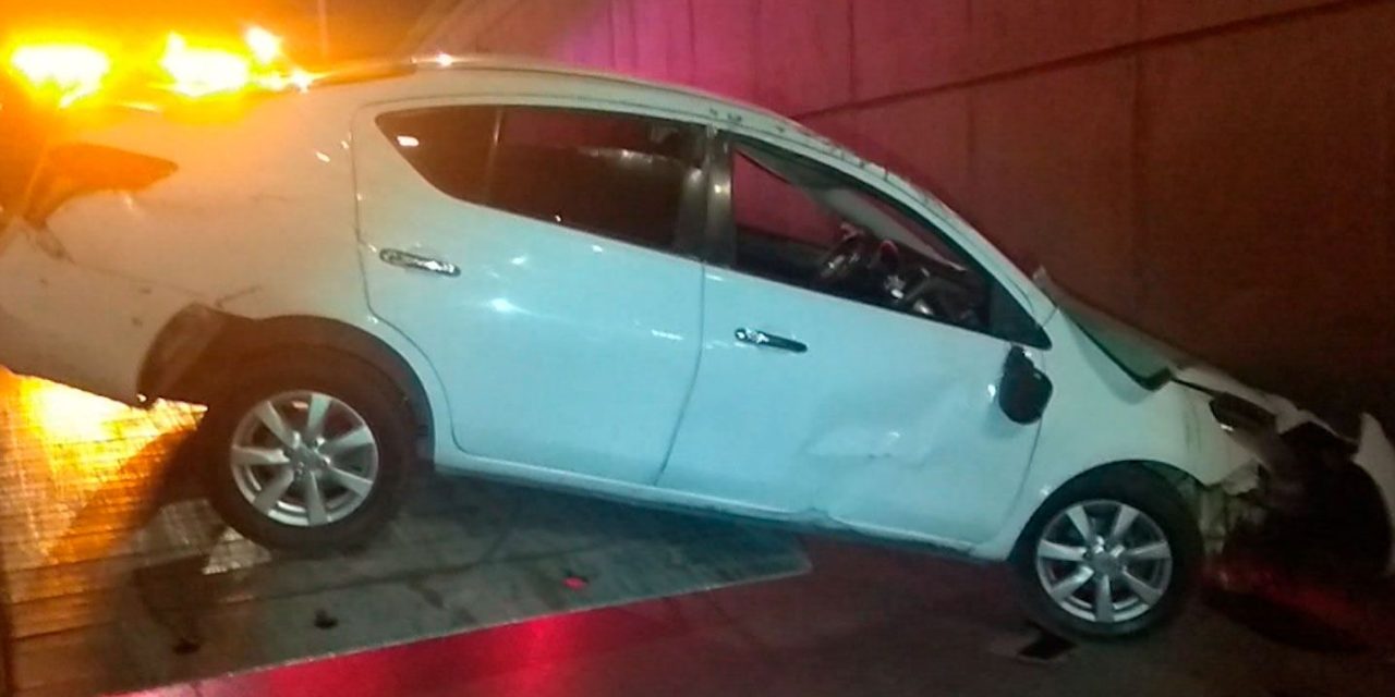 Destroza su auto en Luis Echeverría