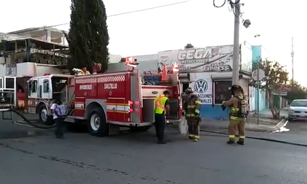 Veladora en altar causa incendio en refaccionaria de Saltillo
