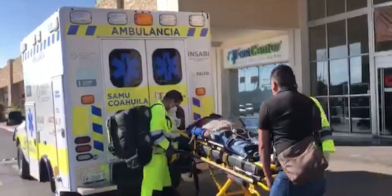 Mujer termina en ambulancia al caerse de una escalera de un centro comercial en Saltillo