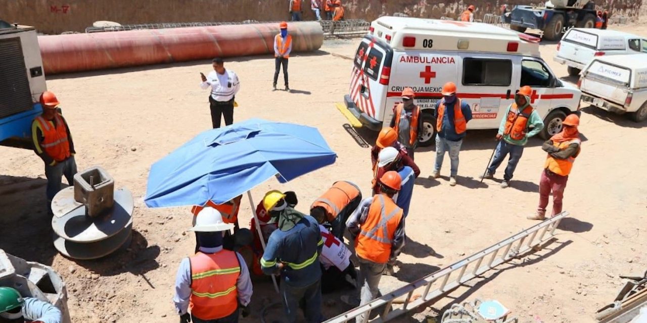 Trabajador sufre caida en sistema vial Cuatro Caminos de Torreón