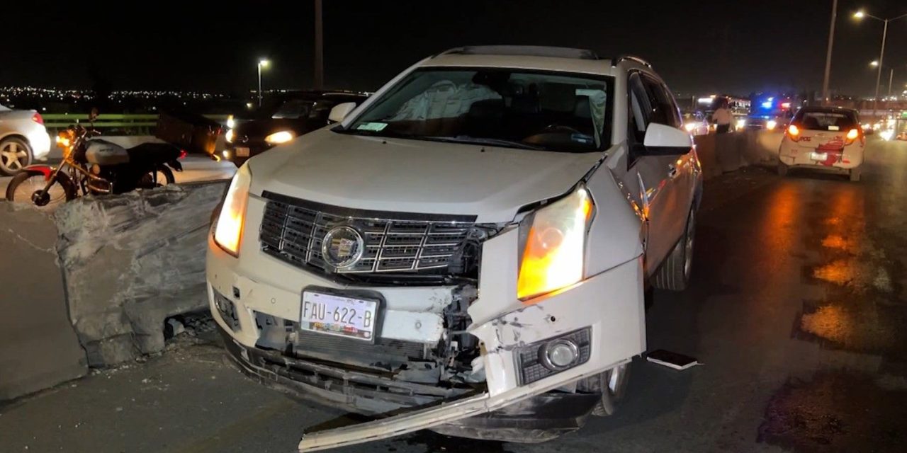 Abandonan camioneta de lujo tras chocarla en Saltillo