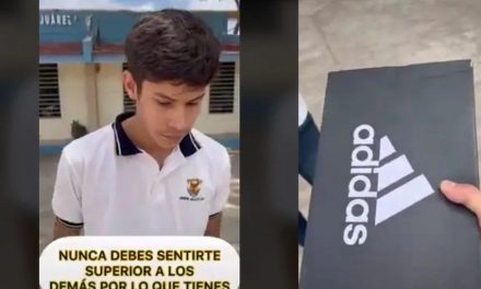 Niño se burla de su compañero por usar tenis piratas… su papá lo hace ir en chanclas toda la semana