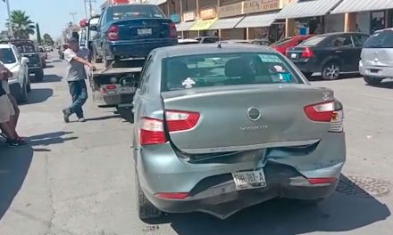 Pierde el control y choca autos estacionados sobre el bulevar Eulalio Gutiérrez