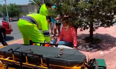 Se pasa el rojo y choca en LEA y obregón