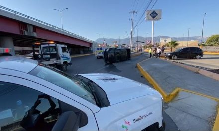 Conductor imprudente da vuelta sin fijarse y termina volcado en Saltillo