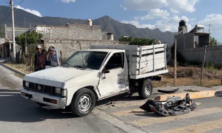 Hombre impacta a una camioneta en Saltillo al pasarse el alto