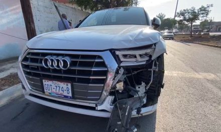 Foráneo en auto de lujo no respeta la luz roja y choca en Saltillo