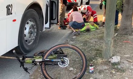 Ciclista se rompe una pierna al ser arrollado por un transporte de personal en Saltillo