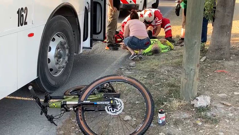 Ciclista se rompe una pierna al ser arrollado por un transporte de personal en Saltillo