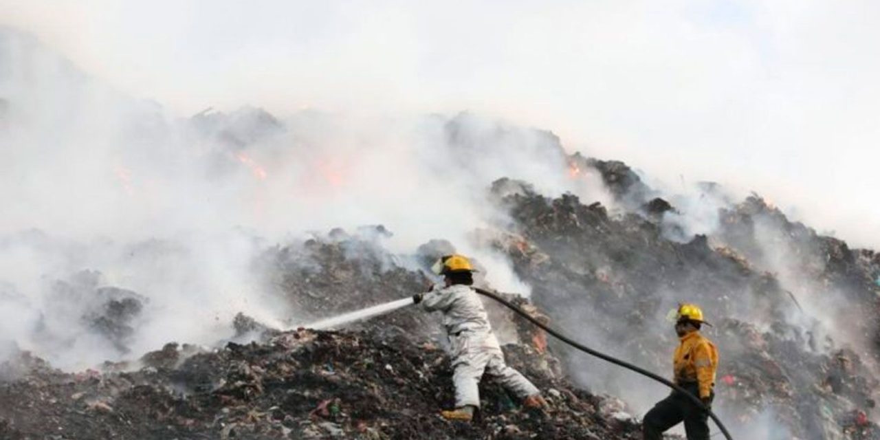 Controlado al 100 por ciento incendio en relleno sanitario