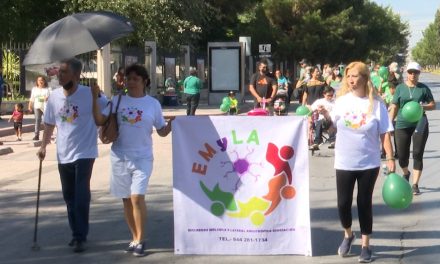 Caminan para concientizar por esclerosis múltiple en Saltillo