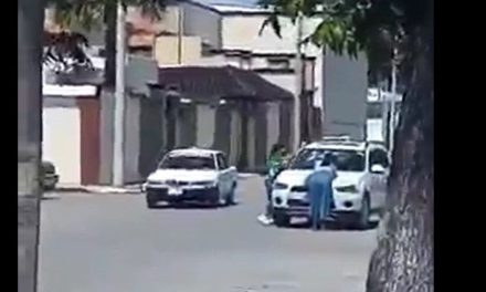 Hombre sale de motel en Piedras Negras… pero afuera lo esperaba la esposa y la suegra con un bat de beisbol (video)