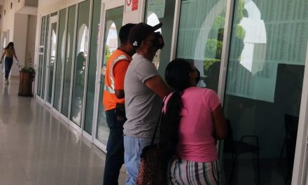 Gobierno entrega dos mil becas a estudiantes en Acuña
