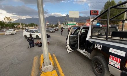 Hombre le quita derecho de paso a motociclista en Saltillo y lo deja en el pavimento