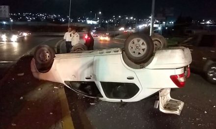 Por exceso de velocidad derrapa en curva y vuelca en LEA