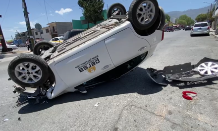 Dormita, choca y vuelca sobre calle Juan Navarro en Saltillo