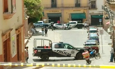 En pleno centro de Zacatecas y ante decenas de transeúntes matan a 3 personas
