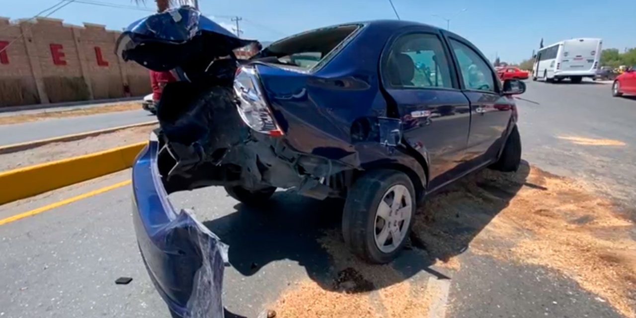 Auto fantasma impacta a conductora y causa destrozos en bulevar Antonio Cárdenas