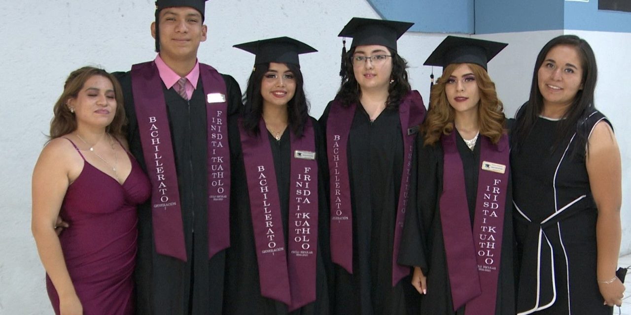 Se gradúa primera generación en el Instituto Frida Kahlo