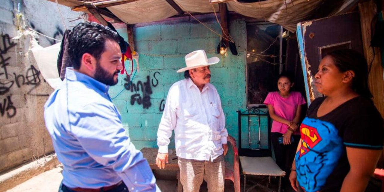 Recorre Armando Guadiana la colonia El Salvador en Saltillo