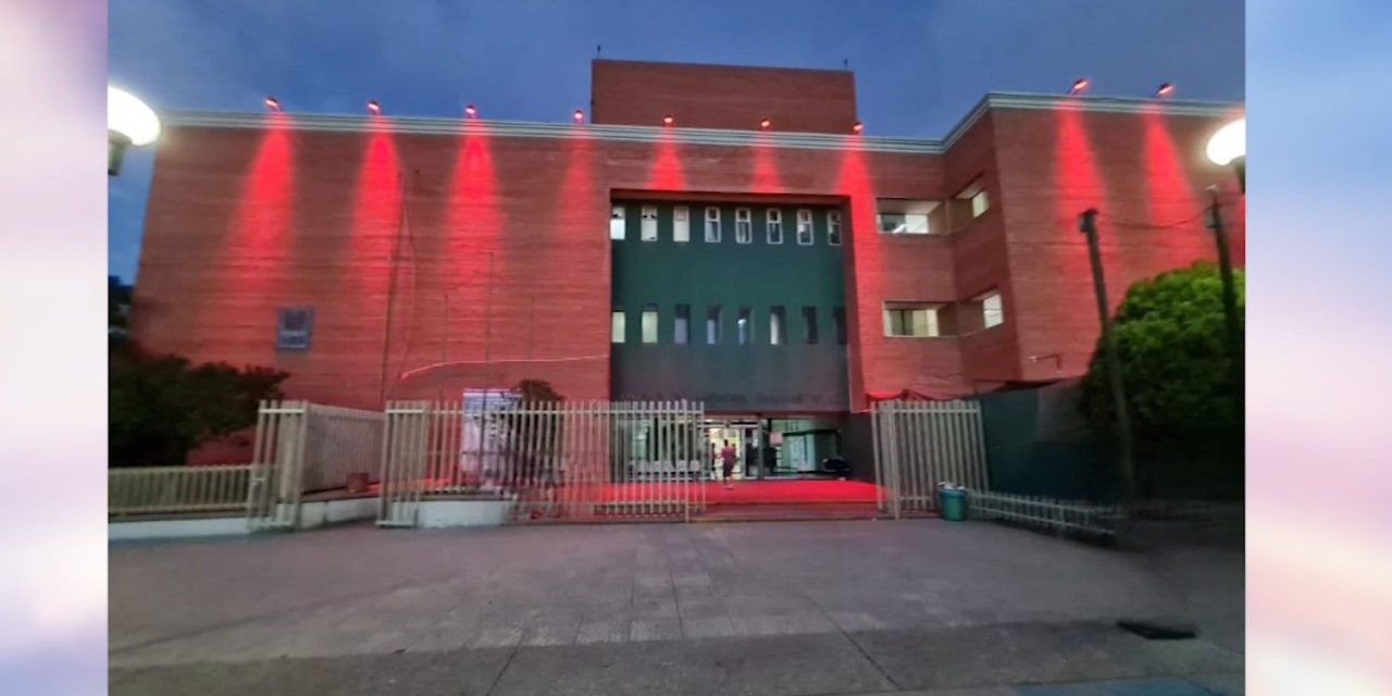 Ilumina el IMSS sus edificios de color rojo en Coahuila