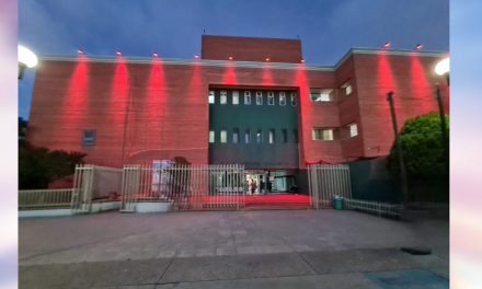 Ilumina el IMSS sus edificios de color rojo en Coahuila