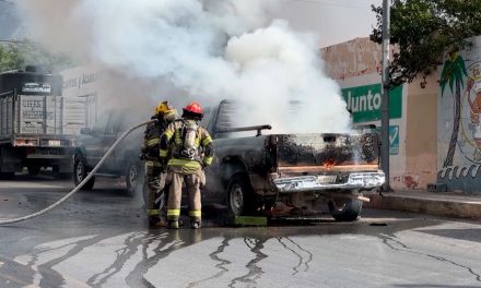 Flamazo provoca incendio en camioneta, conductor sufrió quemaduras en la Morelos