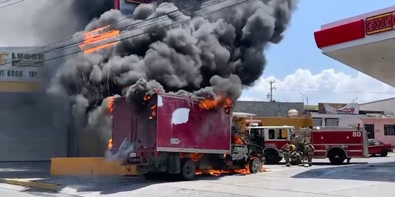 Así fue como se vivieron momentos de pánico en Saltillo por camioneta que e incendió en una gasolinera (Video)