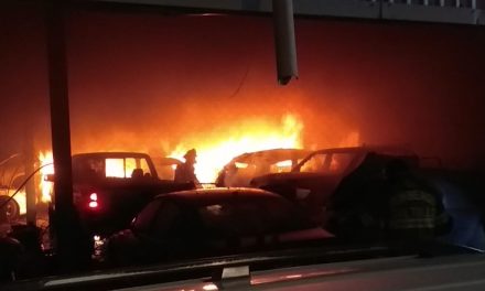 Incendio deja en cenizas un taller mecánico en Saltillo; consumió más de 10 autos (Video)