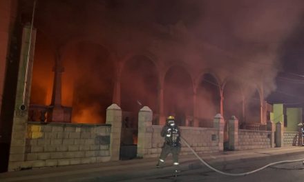 Indigentes incendian casa abandonada en Saltillo