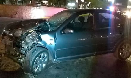 Invade carril y provoca aparatoso accidente en LEA