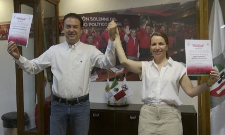 Reciben constancia Jaime Bueno y María Bárbara Cepeda en Saltillo