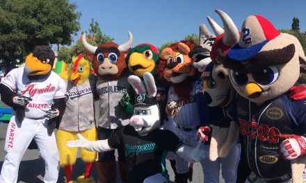 Kike Conejo festejó sus 28 años como mascota de los Saraperos