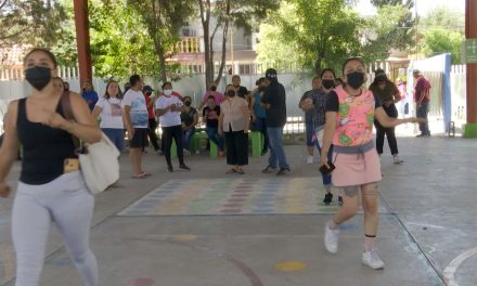 Directora no aparece; padres de familia reclaman cuotas en Valle de las Flores