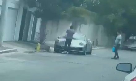 Hombre lava su Porsche a manguerazos en plena crisis de agua en Nuevo León; Samuel García pide castigarlo