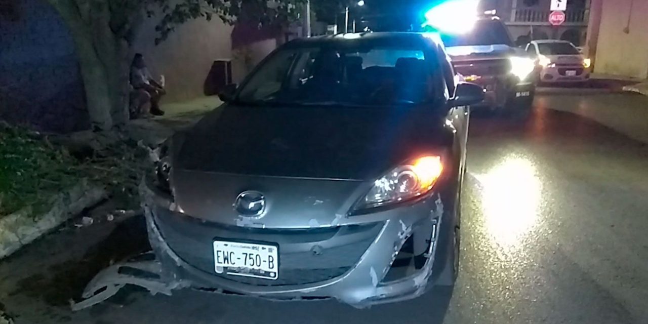 Ebrio irresponsable choca coche estacionado en calle Ignacio la Llave