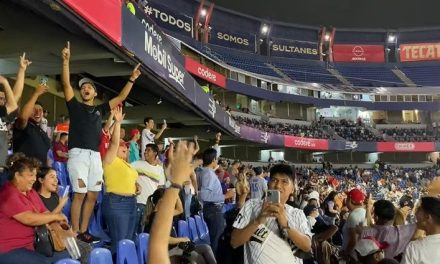 Aficionados de Sultanes festejan la lluvia que cayó en el estadio en Monterrey